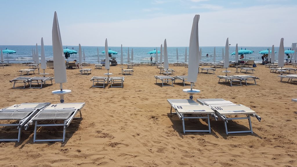 Gli ombrelloni in spiaggia a Lignano 