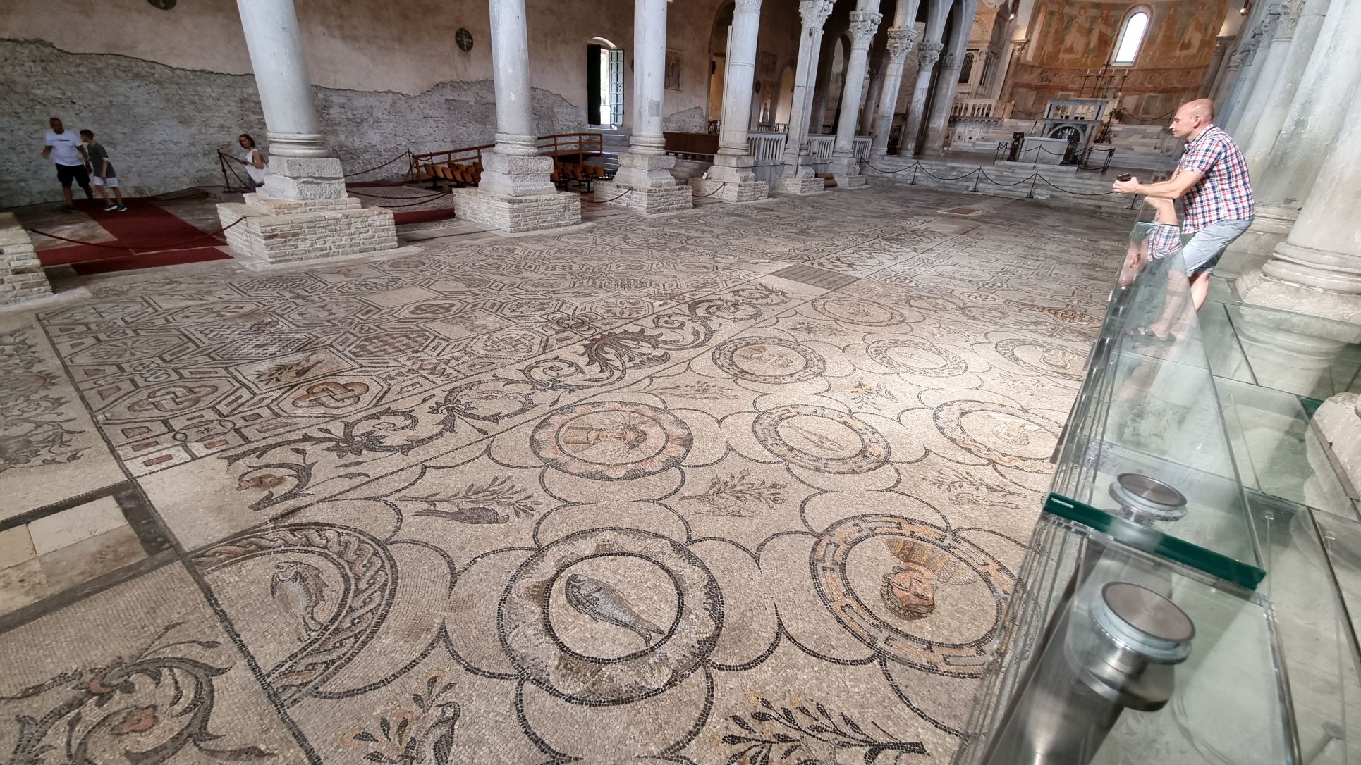 Il pavimento in mosaico della basilica min 1