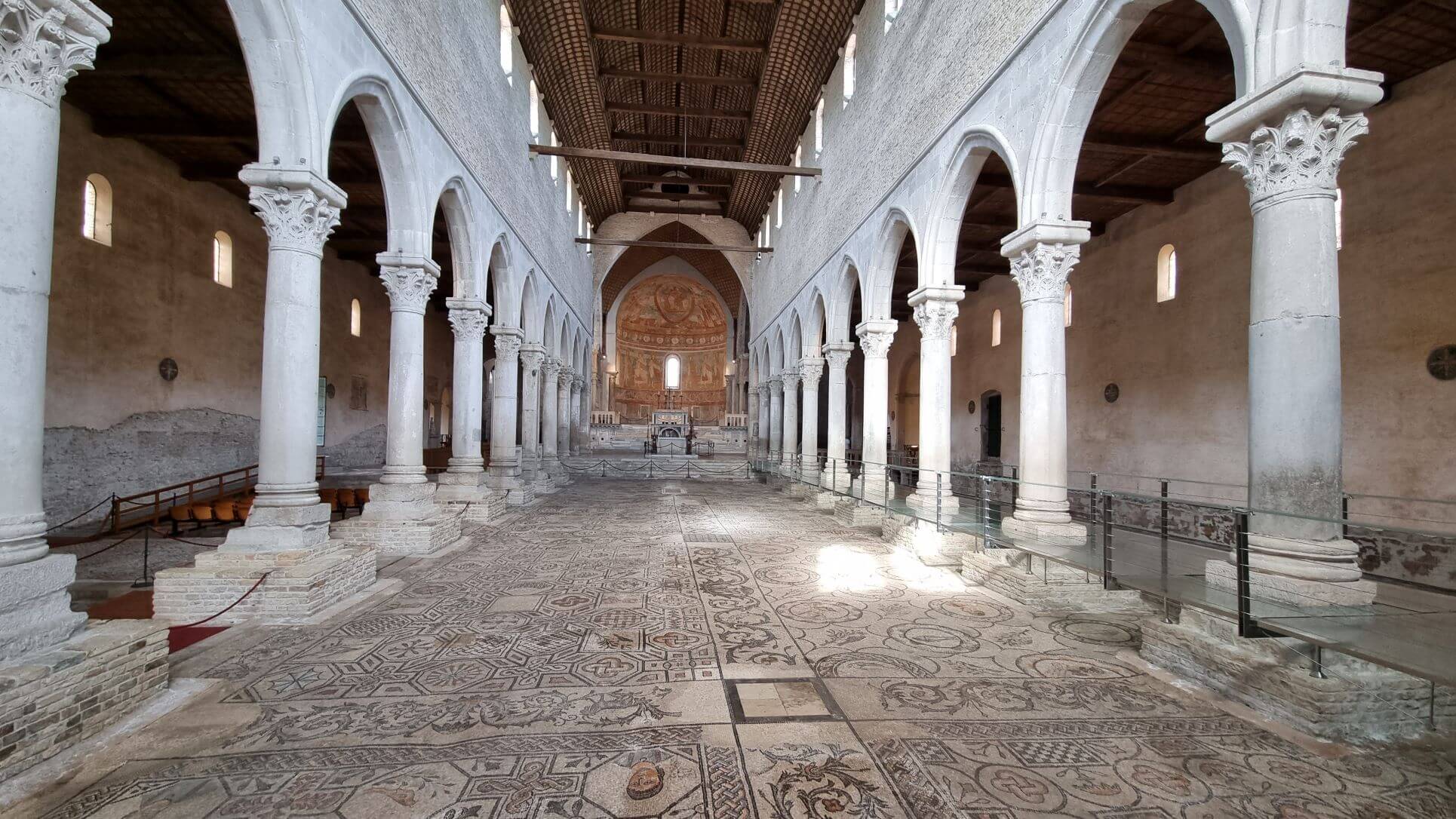 La Basilica di Aquileia vista interna